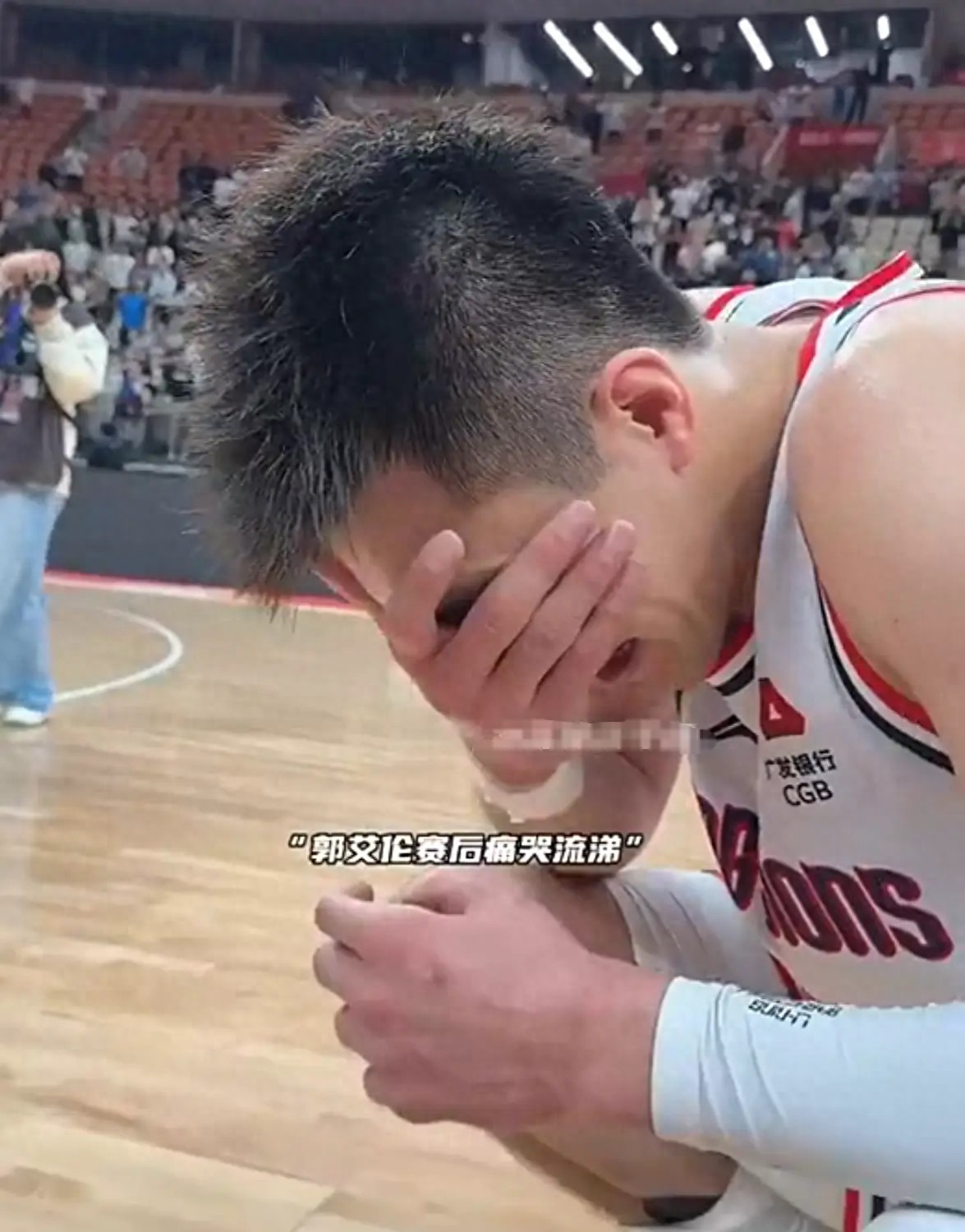 开云体育官方网站-CBA比赛中球员恶意犯规引发争议