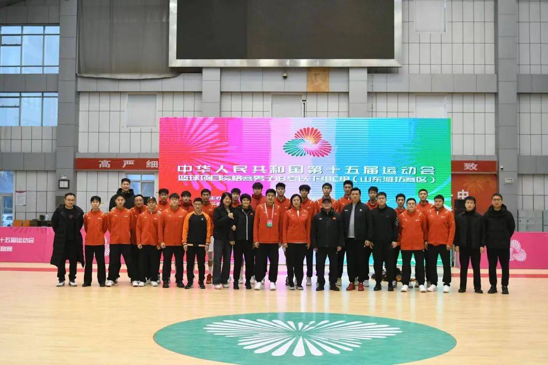 四川男篮在比赛中披荆斩棘，夺得胜利