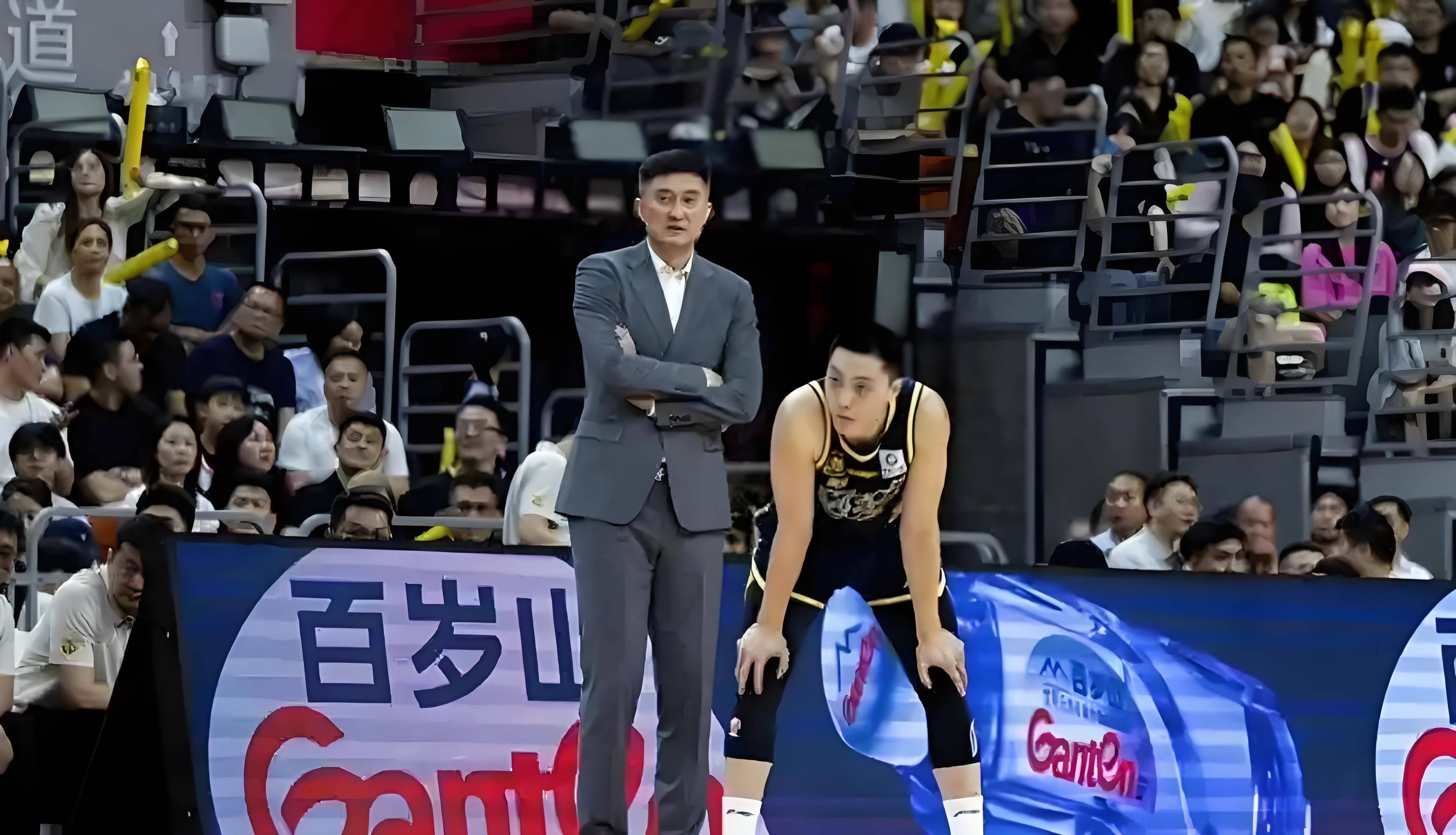 新赛季首秀,球队面临困境,备受挑战 新赛季首秀,球队面临困境,备受挑战