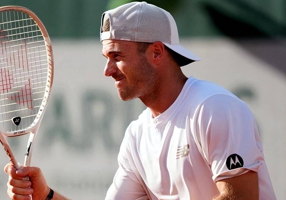 关于阿尔及利亚运动员势不可挡,向前冲刺的信息 关于阿尔及利亚运动员势不可挡,向前冲刺的信息