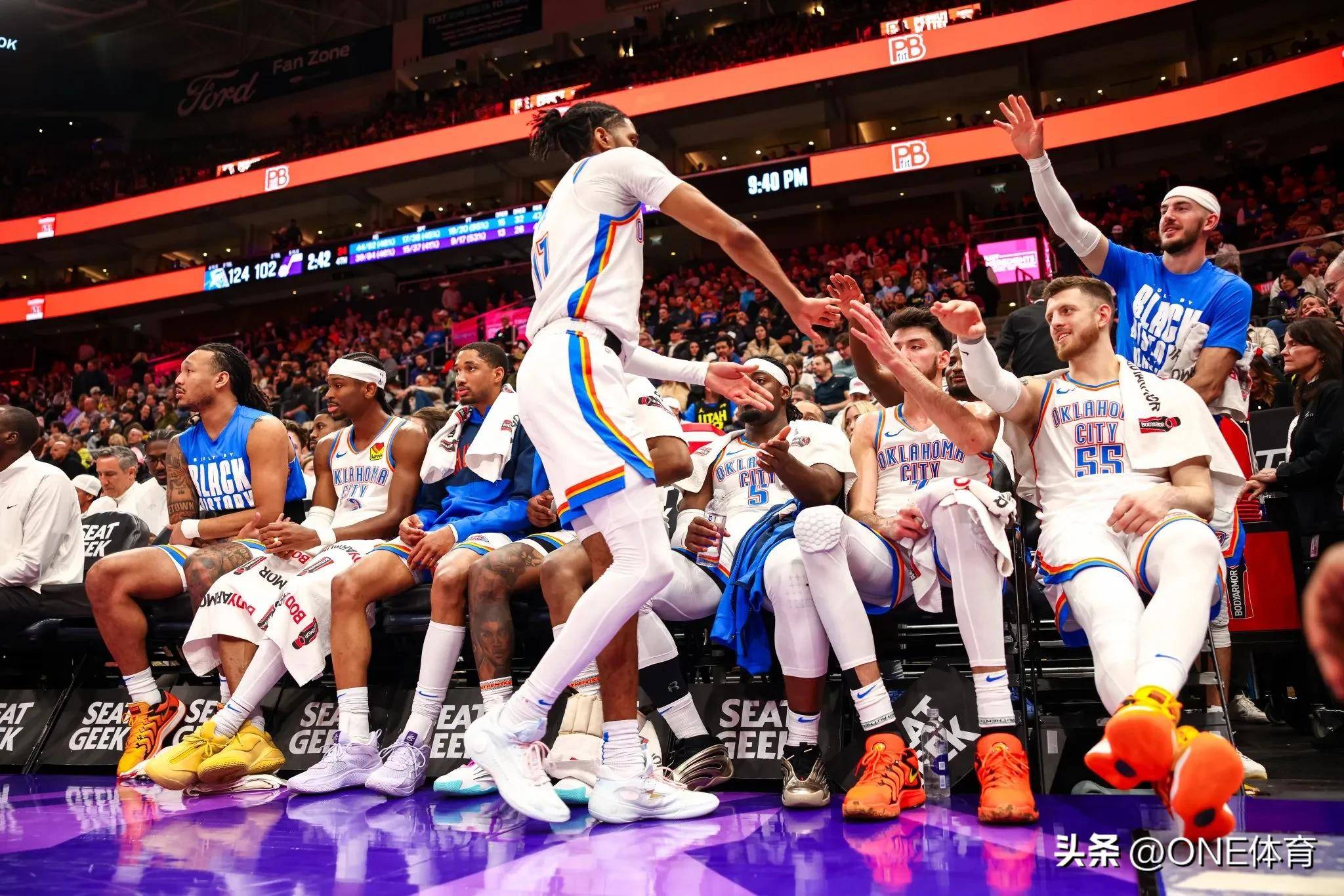 开云体育官方网站-球星篮球联赛迎来巅峰之战，强队威震全场