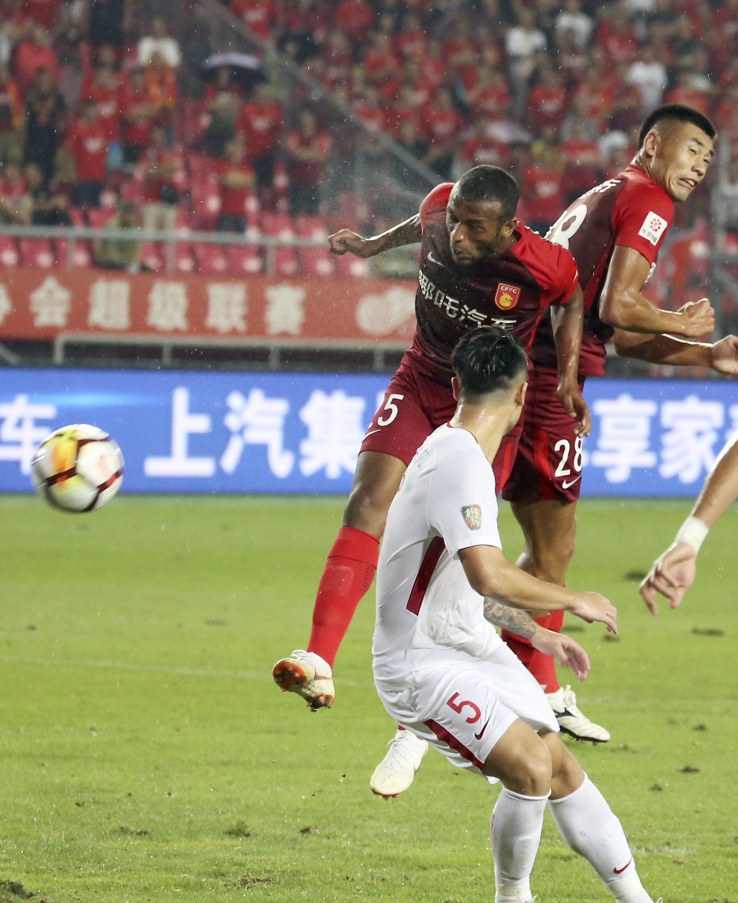 华夏幸福客场不敌上港,连胜终结 华夏幸福客场不敌上港,连胜终结