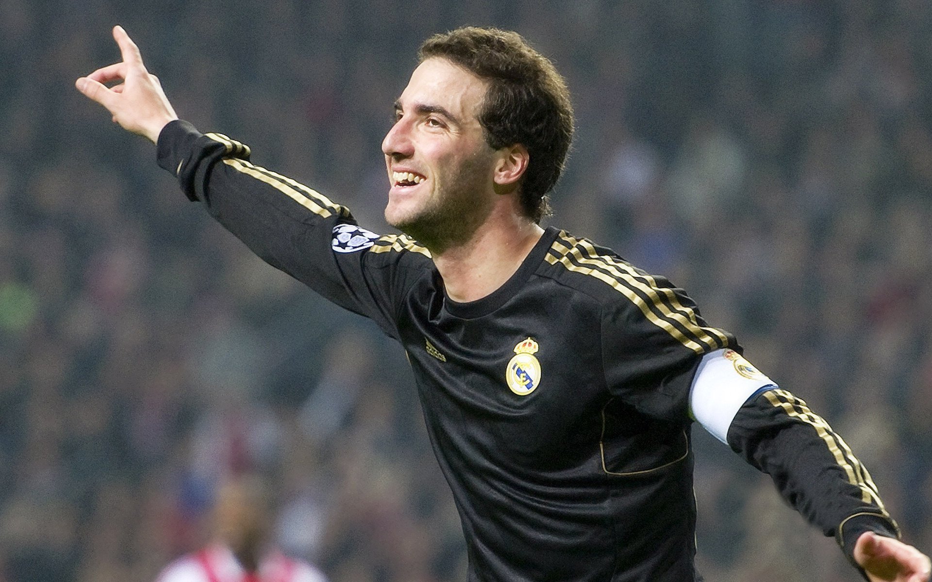 开云体育app-戈麦斯一锤定音！黄色潜水艇击沉沙特巨轮，西甲冠军之争再添变数